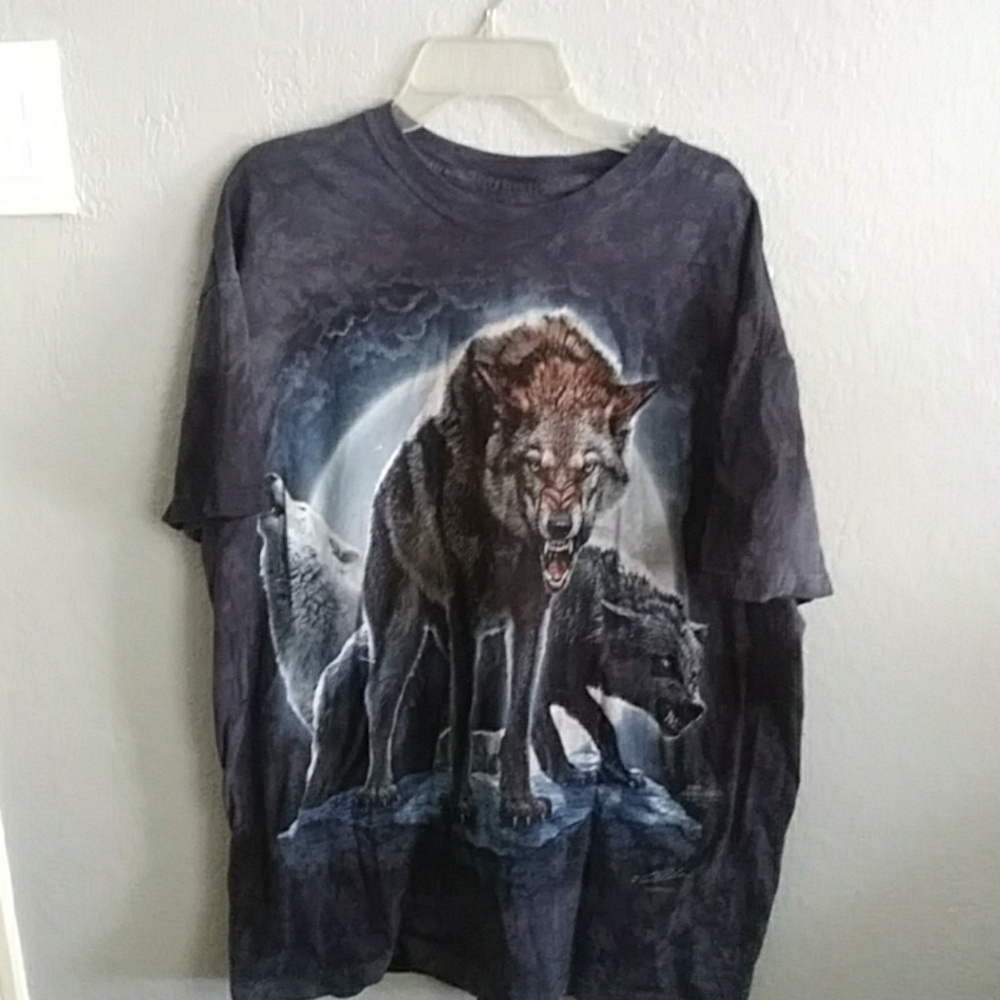 T shirt with wolves